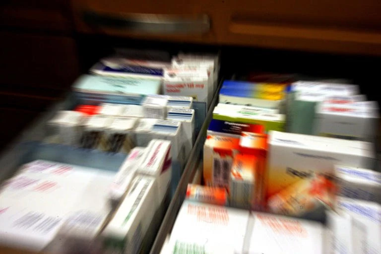 SOS από το ΚΕΕΛΠΝΟ: Απαγορεύστε τη διάθεση αντιβιοτικών χωρίς συνταγή!